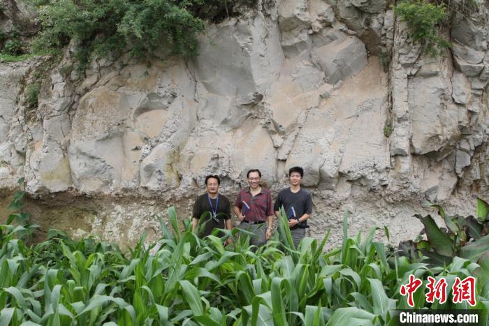 科研团队考察云南曲靖始新世巨厚火山凝灰岩。青藏高原所供图