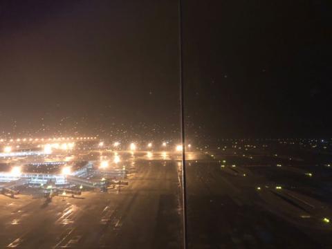 北京两机场遭遇四种特殊天气 华北空管护航抗疫航班大风中起飞