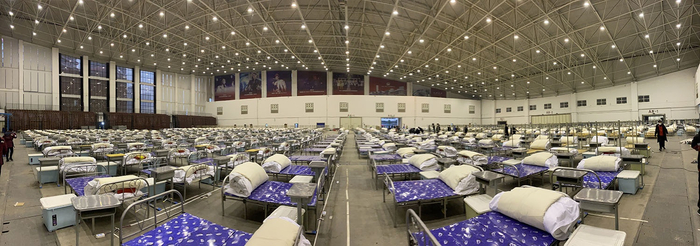 方舱医院里满目皆床。