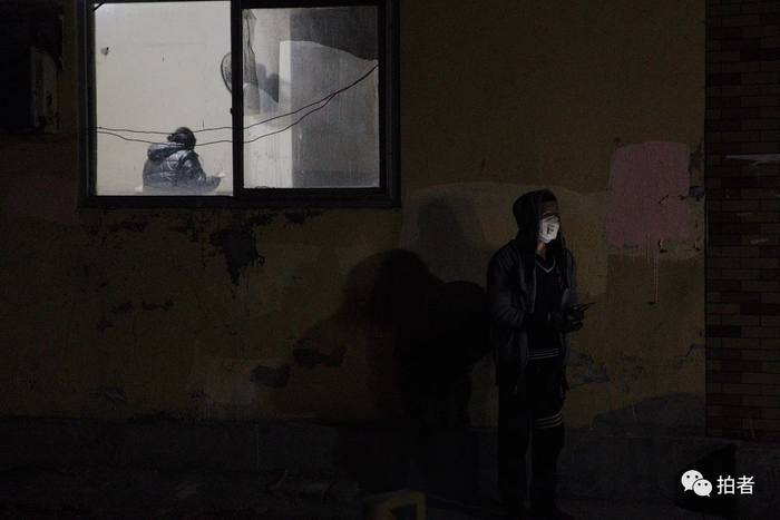 △&nbsp;2月25日，居民戴着口罩在屋外透气。