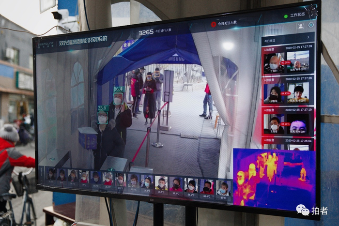  △&nbsp;2月25日，村口的“双光温测智能人脸识别系统”，这台机器同时录入了居民戴口罩与没戴口罩的两种状态，居民不摘口罩也能被精准识别。