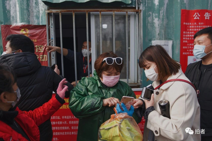 △&nbsp;2月25日，抵京居民在村口排队登记并办理临时出入证。