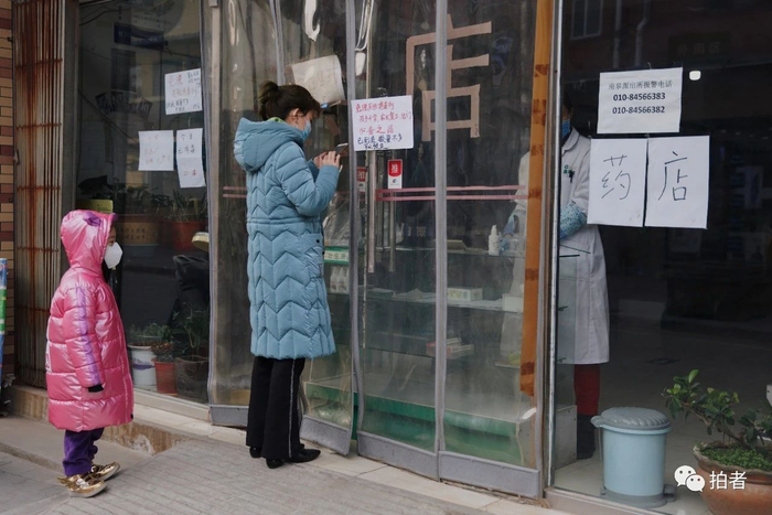 △&nbsp;2月25日，居民在药店门外买药。