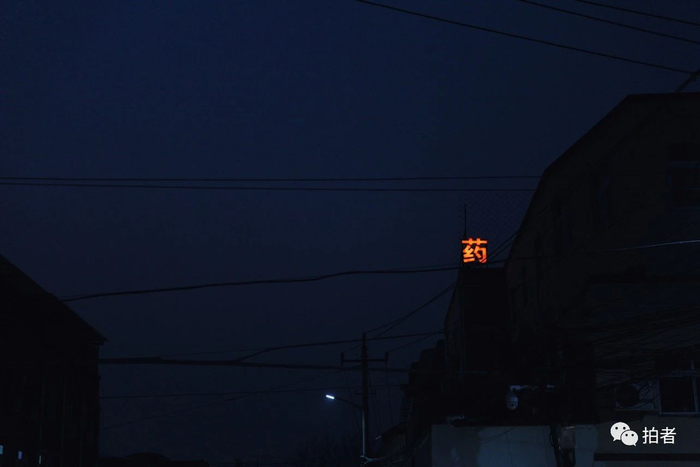 △&nbsp;2月25日晚，村里的一条主干道上，只有药店亮着灯。