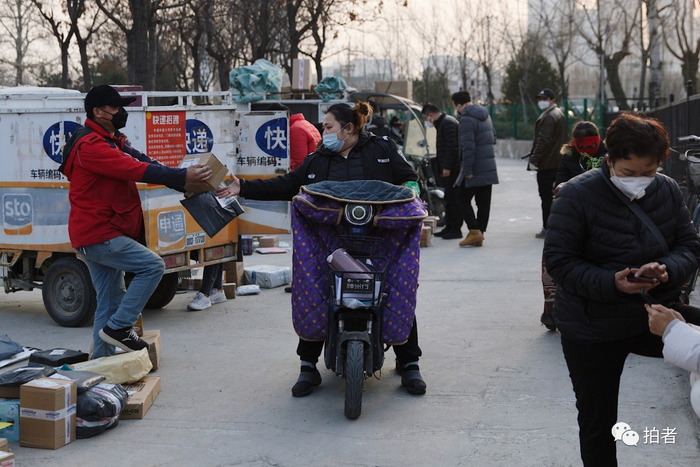 △&nbsp;2月25日，村口的临时快递收发点。