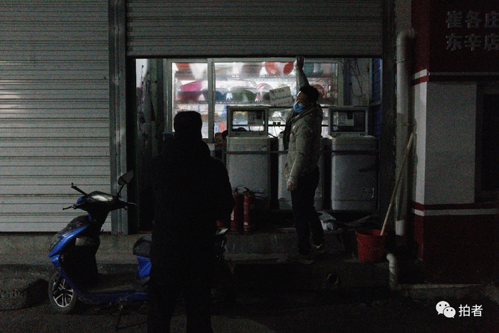 △&nbsp;2月25日，傍晚，一家洗衣店早早关门。