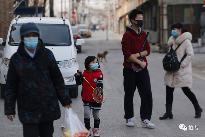 △&nbsp;2月25日，戴口罩出门活动的居民。