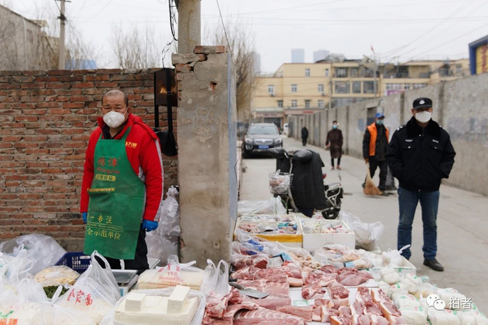 △&nbsp;2月25日，在露天空地摆摊的商贩。