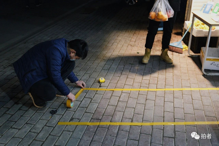  △&nbsp;2月25日，水果店商户在门店前贴上购物“一米线”。