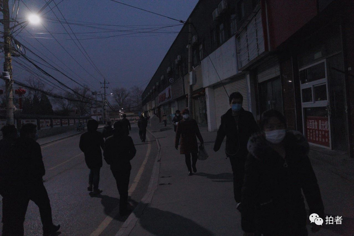 △&nbsp;2月25日，下班时间，居民们戴着口罩快步走回家。