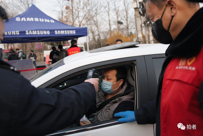 △&nbsp;2月25日，工作人员为进村车辆车主检测体温。