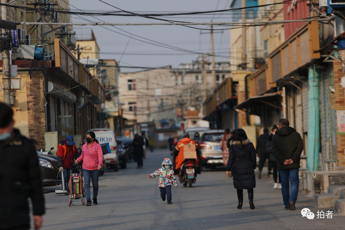 △&nbsp;2月25日，跟着母亲蹦蹦跳跳出门的小朋友。