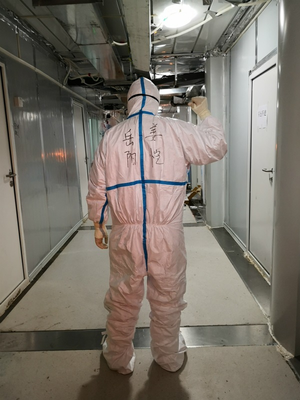 图说：姜恺进入隔离病房  采访对象供图