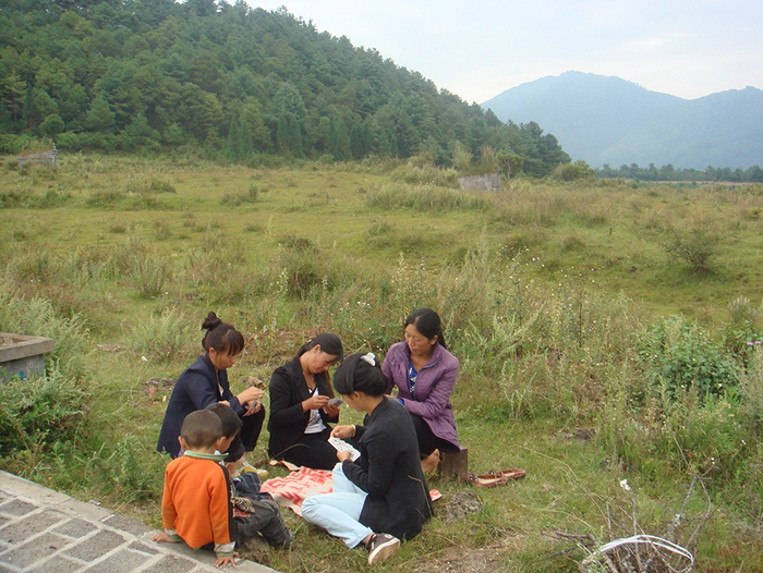 腾冲，田间打牌的妇人。 刘畅 图