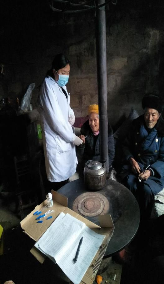 陈健入户为村民检测体温