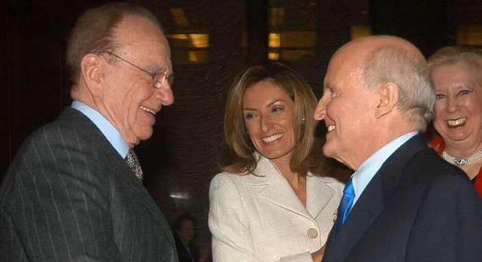 鲁珀特·默多克（左）和杰克·韦尔奇（右）在默多克举办的鸡尾酒会上 来源：Getty Images