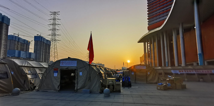 方舱外的日落时分。