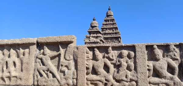 神庙双主塔外围院墙风化严重的浮雕。