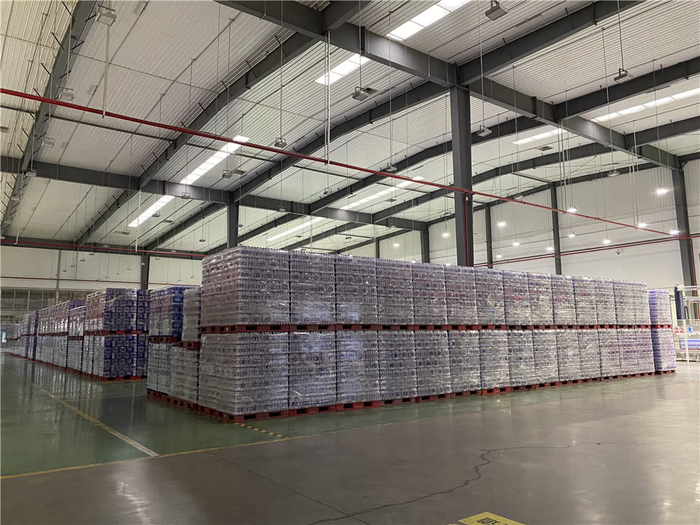 生产车间里，饮用水的库存充足。新华社记者阮周围摄