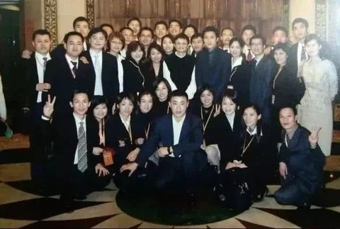 ▲阿里铁军庆功会上，贺学友拿下了绝对“C位”