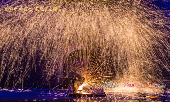 《打铁花》拍摄于张家口市蔚县。焦俊国 摄