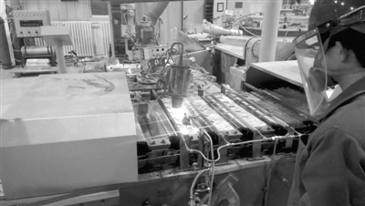  工人操作稀土镁合金的浇铸。受访者供图