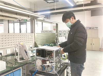 图为工程师在北京谊安医疗燕郊生产基地里调试呼吸机。新华社记者盖博铭摄
