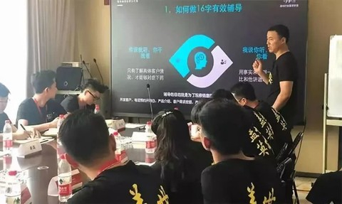 ▲贺学友在培训一线销售