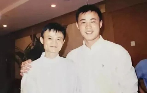 ▲贺学友与马云在阿里年会上合影