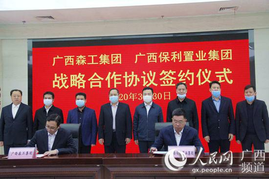 双方代表举行签约仪式。王功孝摄