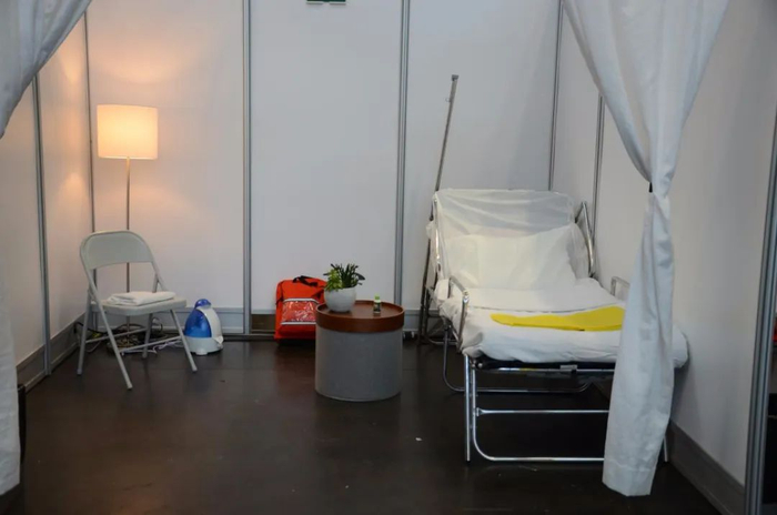 纽约首家“方舱医院”的单人单间　受访者供图