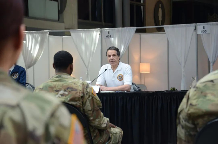  纽约州州长科莫在当天的发布会上　受访者供图