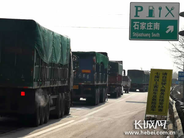 青银高速货运车辆超越日常流量。王代英图