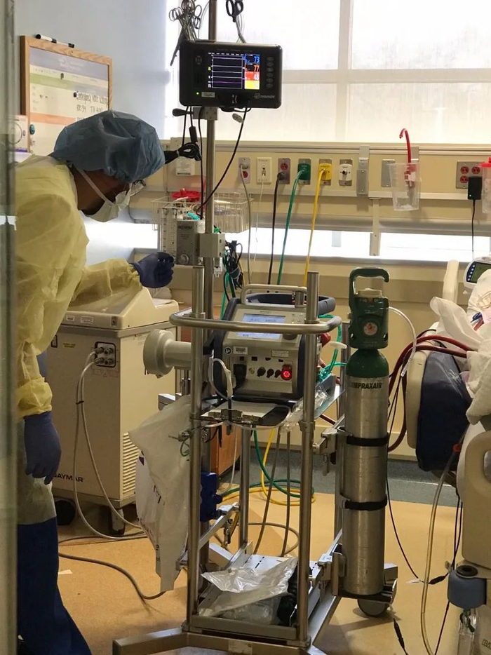  长岛某医院重症监护室内，一位身着简陋防护装备的医生在照看新冠患者　受访者供图