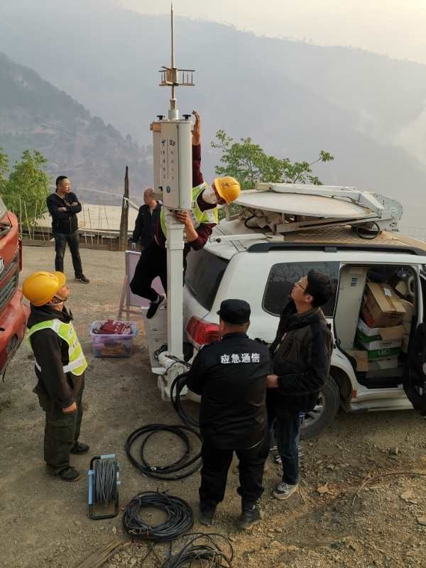 中国电信凉山分公司应急抢险队员在木里火灾现场，紧急开通应急通信保障车
