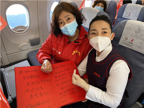 医护人员纷纷与乘务员合影留念