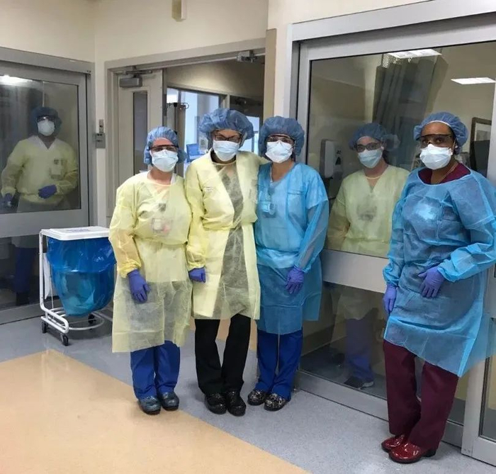  纽约某医院医生们的防护装备，只有一次性医用口罩和非密封防水隔离衣　受访者供图