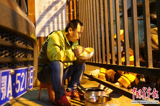 　　送菜人马增辰。中青报·中青网记者 耿学清/摄