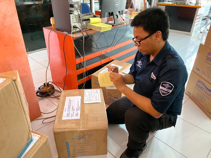 在邮局寄口罩  孙加强  图