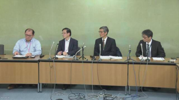 日本厚生劳动省召开专家会议，左一为西浦博
