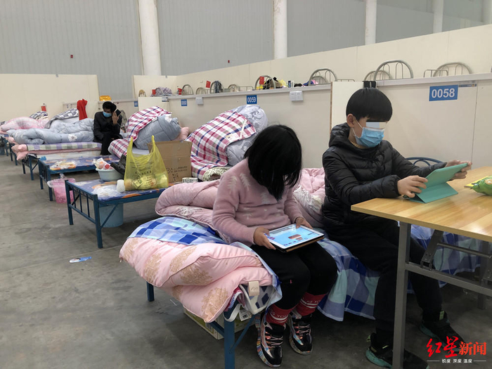  ↑查查和肖肖在一起写作业打游戏