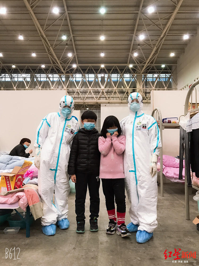 ↑两个小伙伴离别前的合影