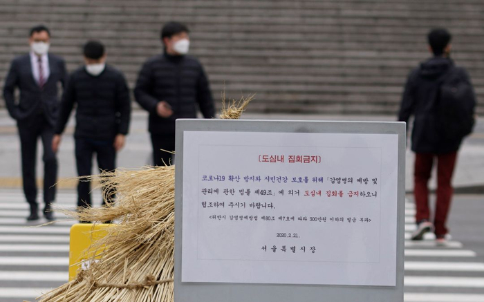 ▲韩国首尔街头“暂停集会”的指示牌（中新社记者&nbsp;曾鼐&nbsp;摄）