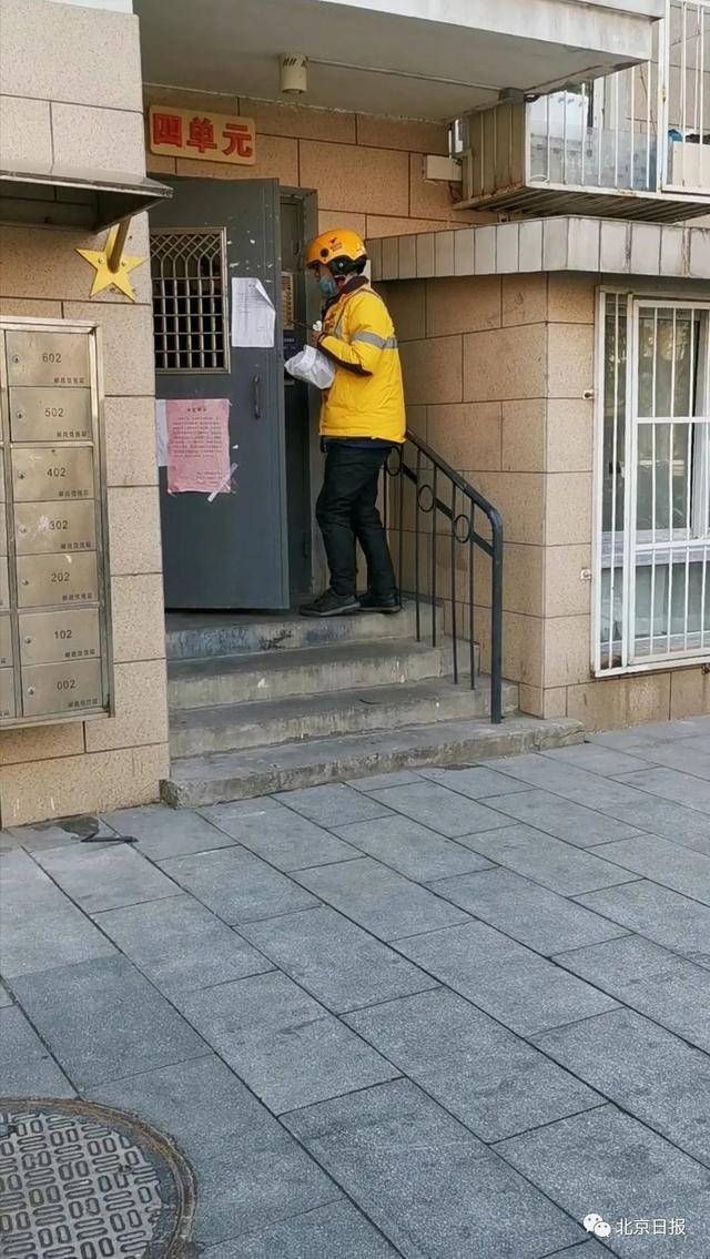  外卖人员通过呼叫，直接进入灵境胡同6号楼内。