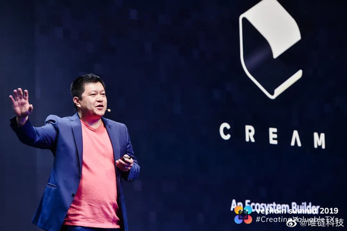  唯链官方微博发布的Jackson Fu在活动中的照片