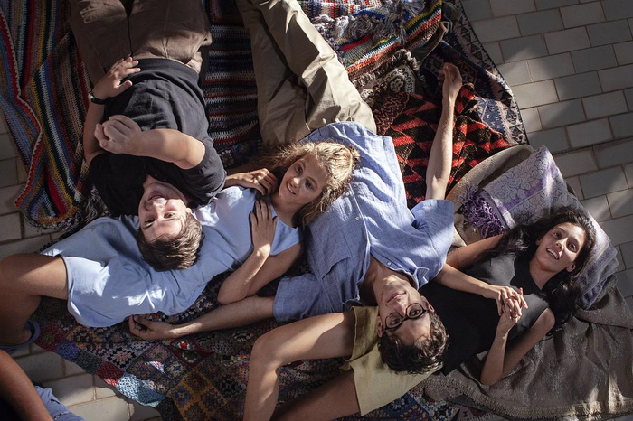 和原著描写一模一样的场景，看似和谐一片，实际上各自心怀鬼胎。图片来自网络