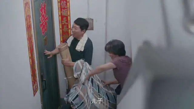 《安家》被儿子拦在门外，老严临走时说谎了，可怜天下父母心