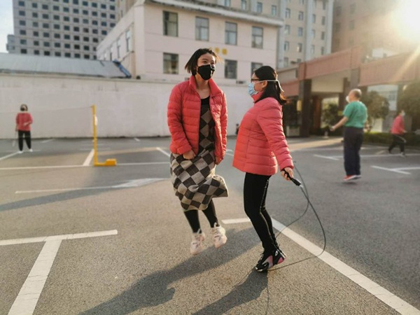 张亚如（左）下班后和同事锻炼