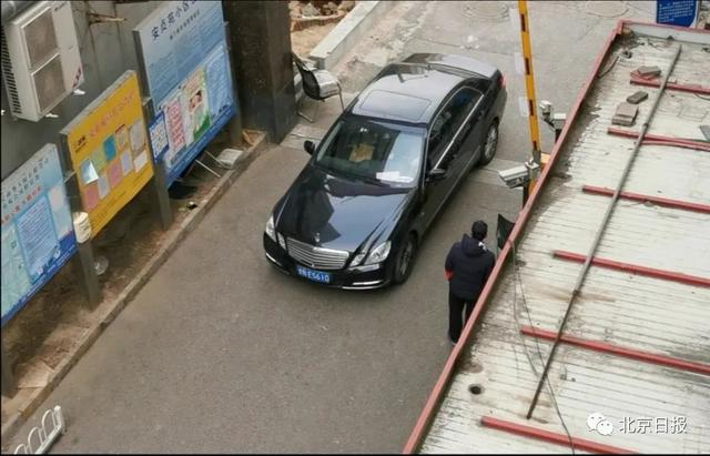  车辆进出安贞苑小区只需出示车证，无需测温。