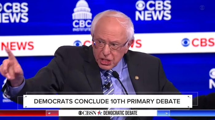 辩论台上的桑德斯（资料图/CBS News）